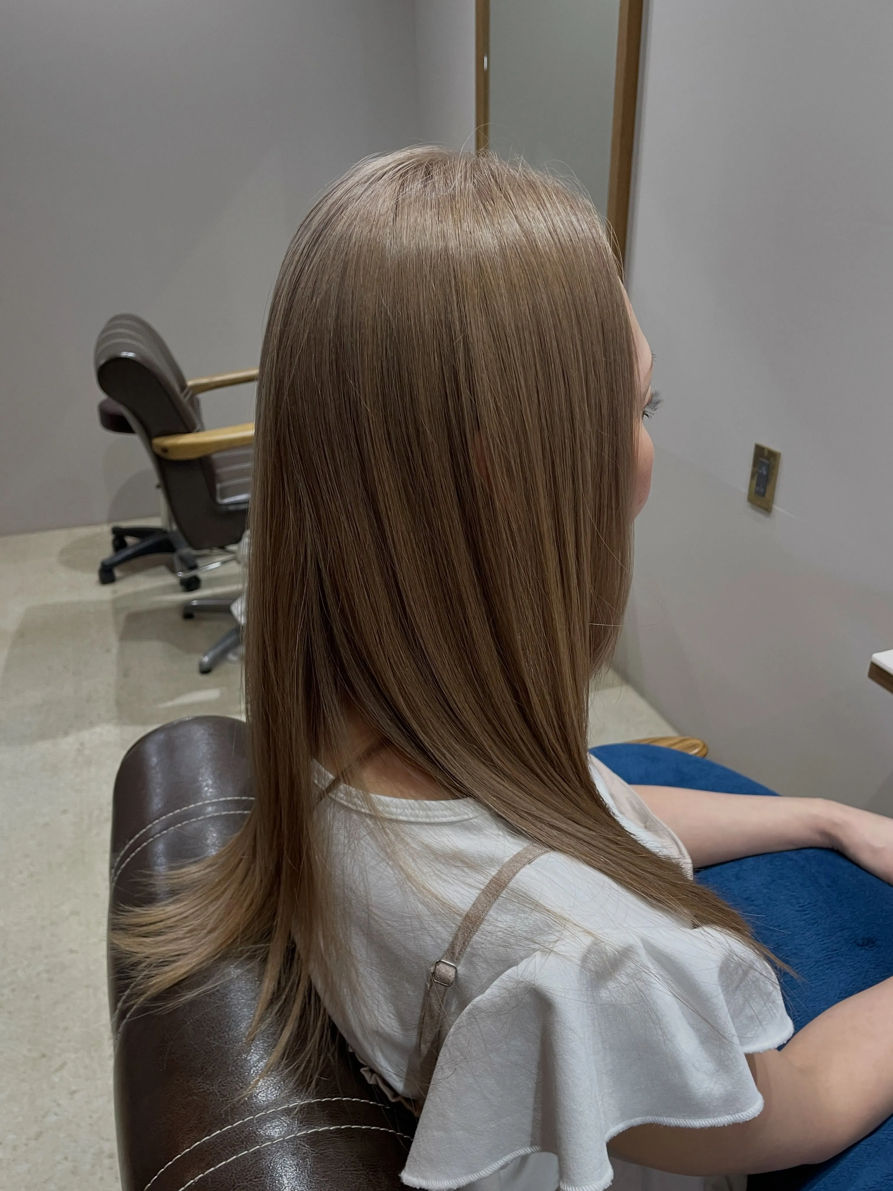 ミルクティベージュのヘアカラーは、柔らかくエレガントな印象を...
