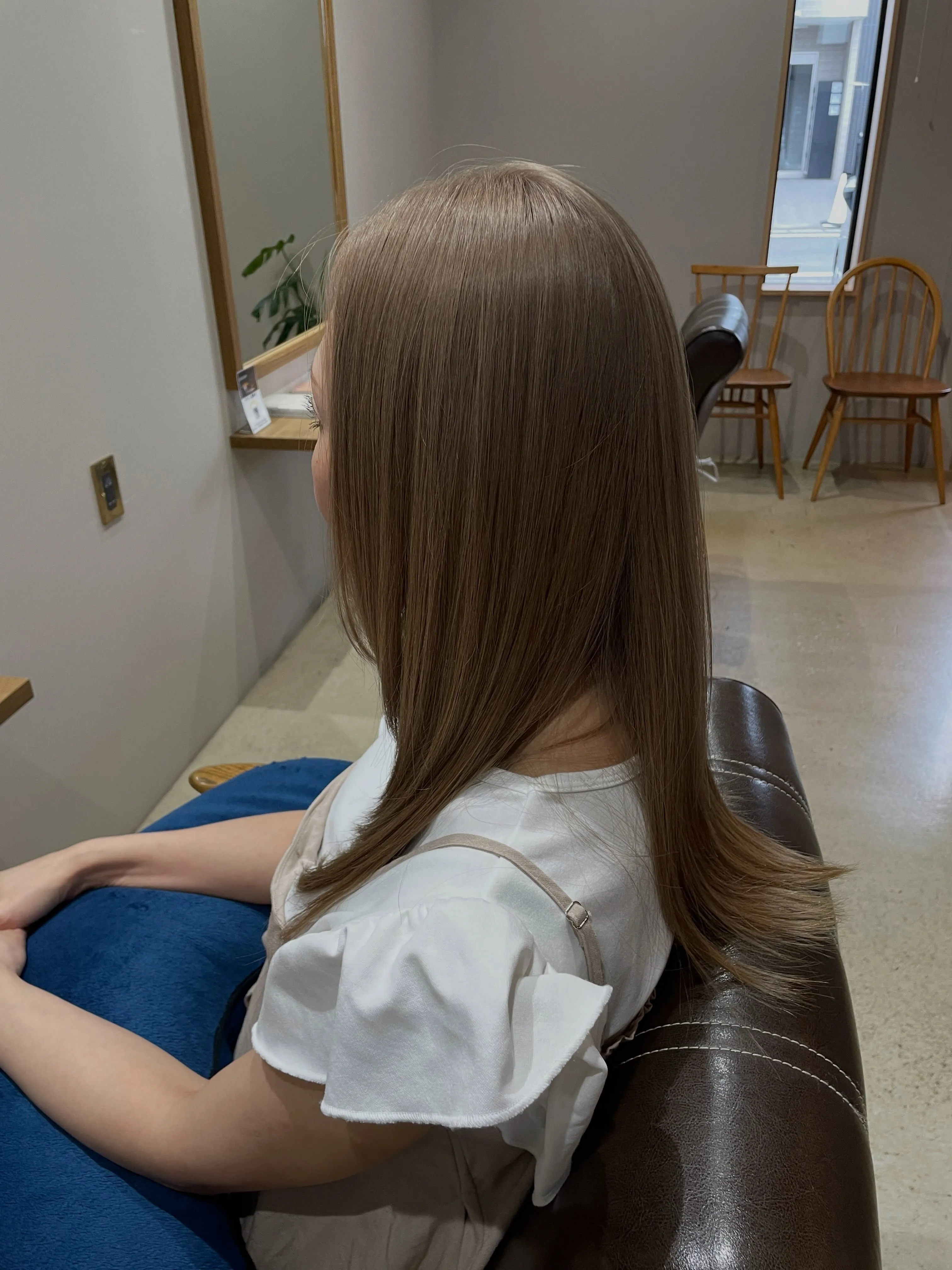 ミルクティベージュのヘアカラーは、柔らかくエレガントな印象を...