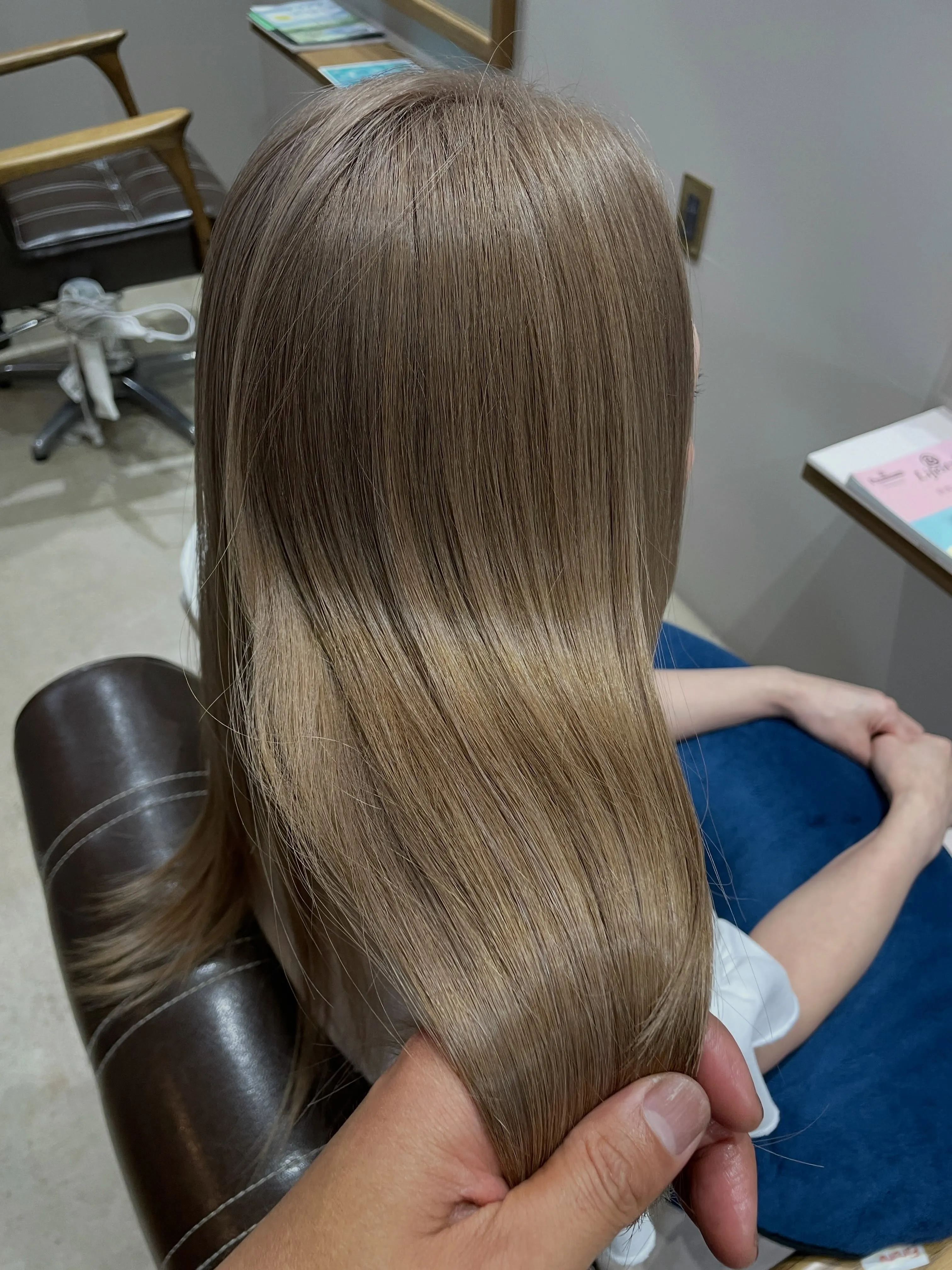 ミルクティベージュのヘアカラーは、柔らかくエレガントな印象を...