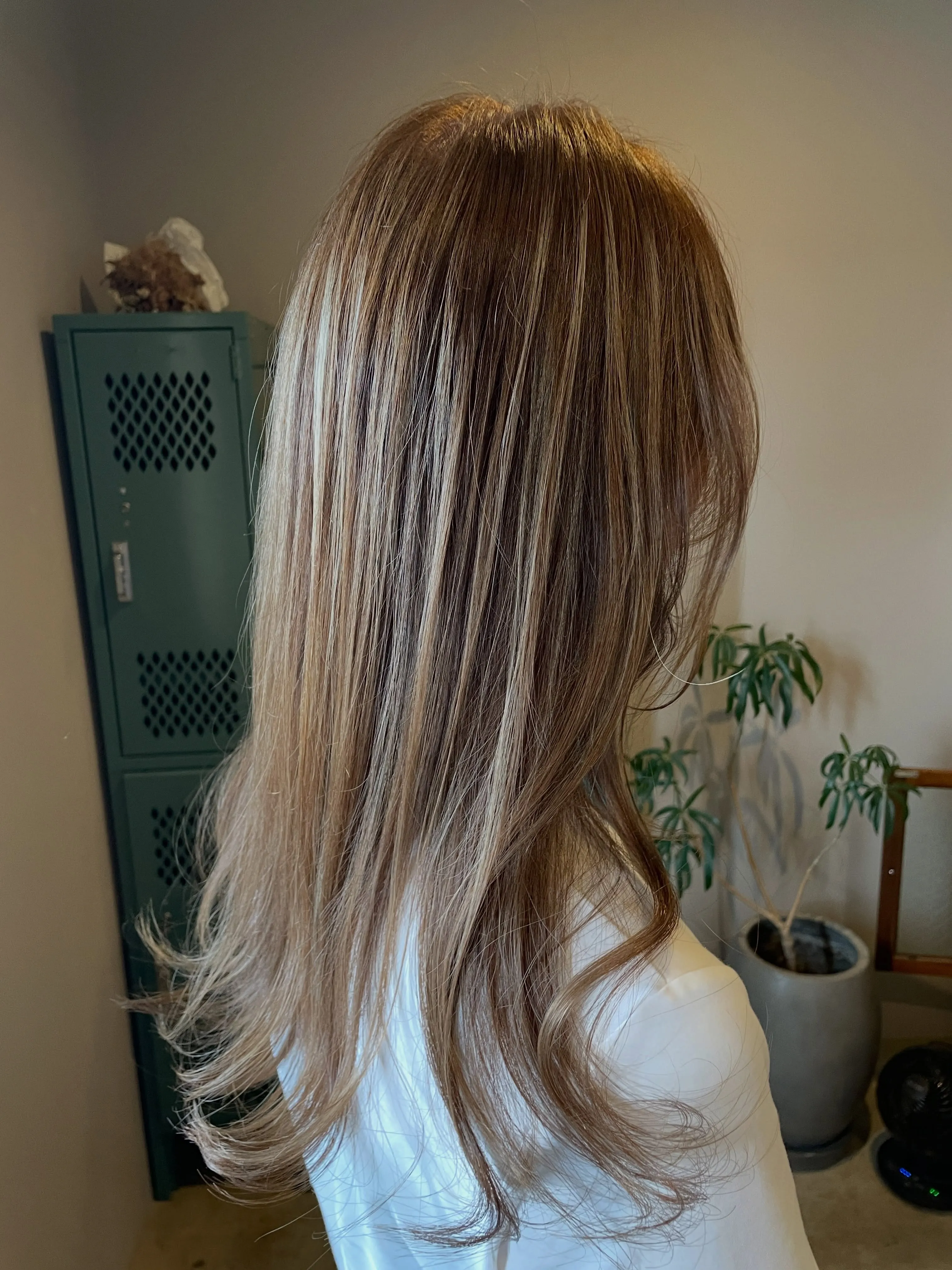 透明感たっぷりのヘアスタイルと言えば、ブリーチなしのハイトー...