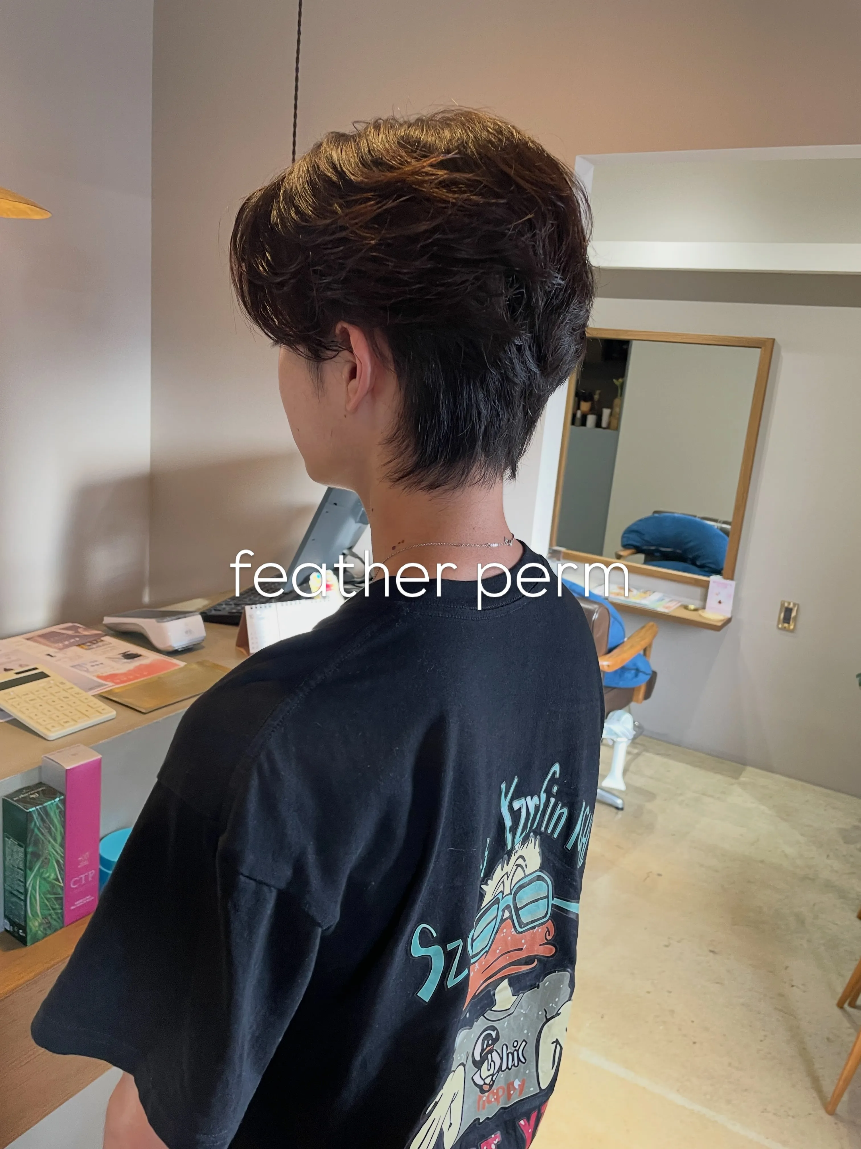 フェザーパーマは、柔らかな質感と自然な動きを生み出すスタイル...